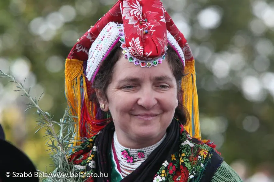 Hollókő, főkötős asszony (Fotó: Szabó Béla)